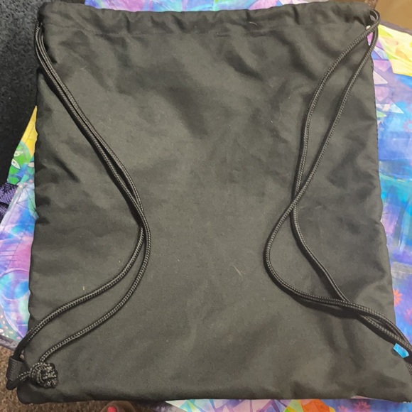 VS PINK GYM DRAWSTRING BACKPACK SILVER AND BLACK - Picture 2 of 3